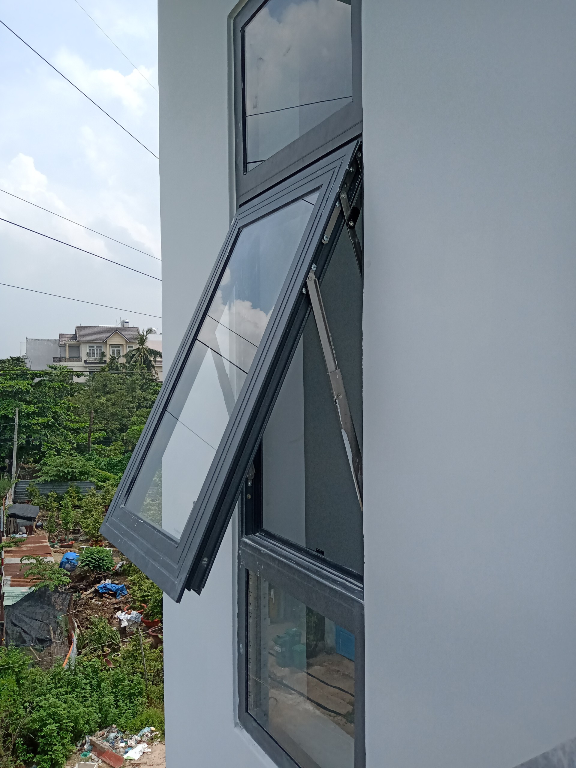 cửa sổ mở hắt sử dụng xi lanh điện