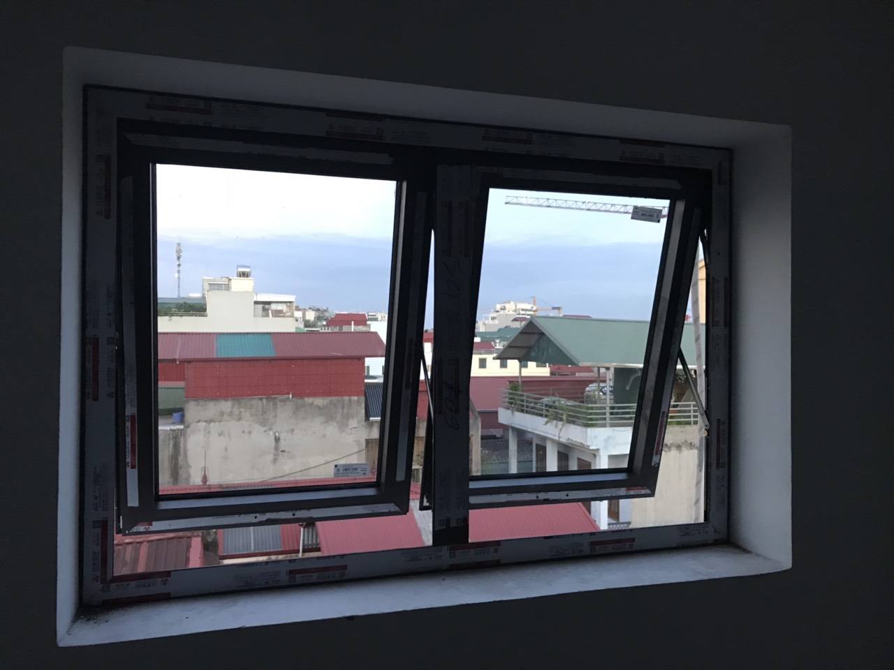 cửa sổ mở hắt sử dụng xi lanh điện