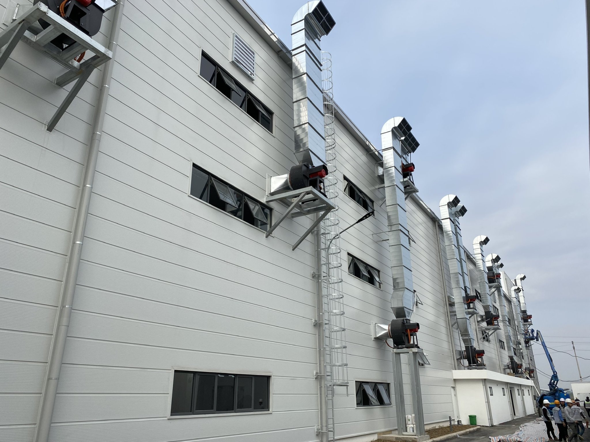 cửa sổ thoát khói tự động cho nhà xưởng