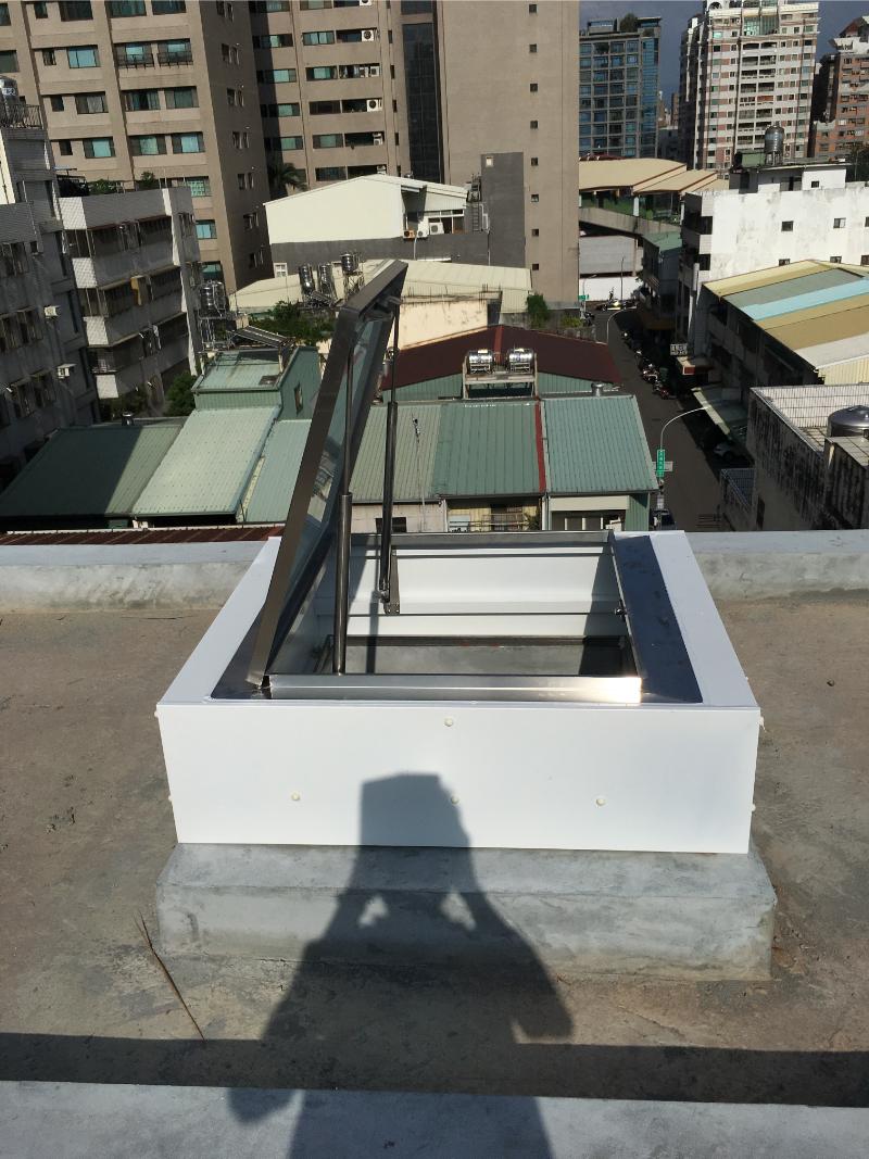 vận hành piston điện cho cửa lên thăm mái